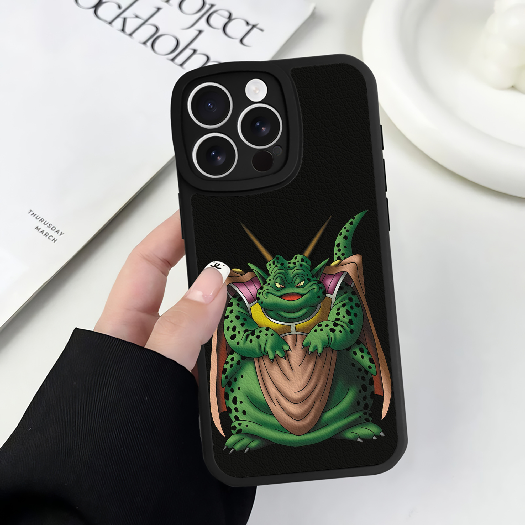 （画像用） ドラゴンクエスト Doragon Kuesuto Dragon Quest 【iPhone 16シリーズ対応】シリコンスマホケース（レザー調） 材質：シリコン